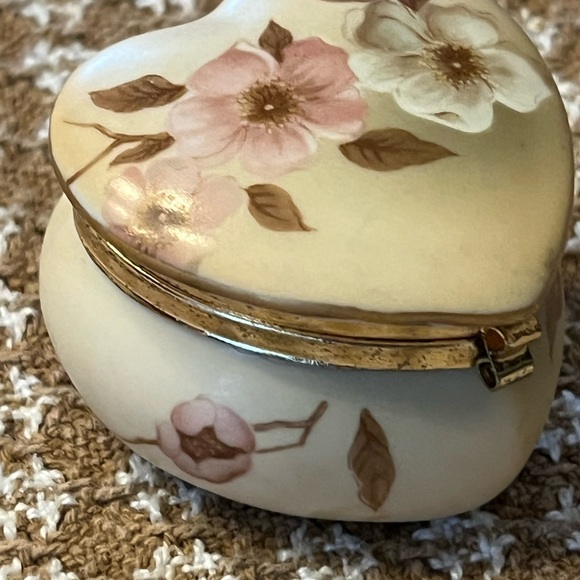 Heart shaped porcelain trinket box Victorian GardenHummelwerks “Dogwood” - Picture 2 of 4